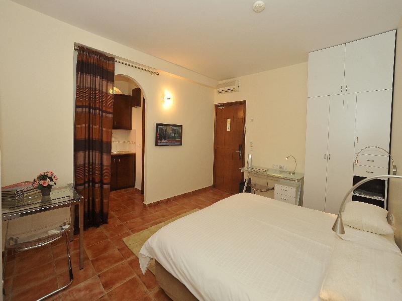 Hotel & 4*